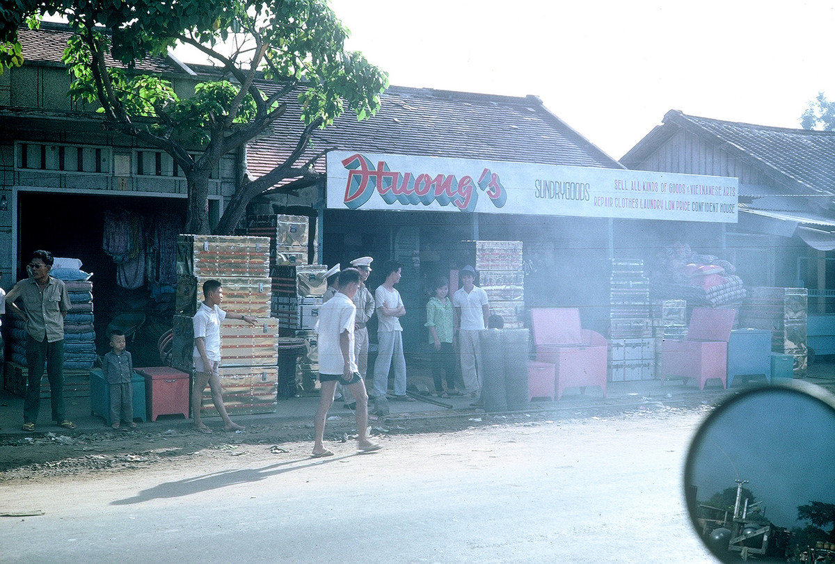 Bên ngoài một cửa hàng được quảng cáo bằng tiếng Anh là "bán đủ mọi loại hàng hóa và sản phẩm mỹ nghệ của Việt Nam". Ảnh: William Smith.
