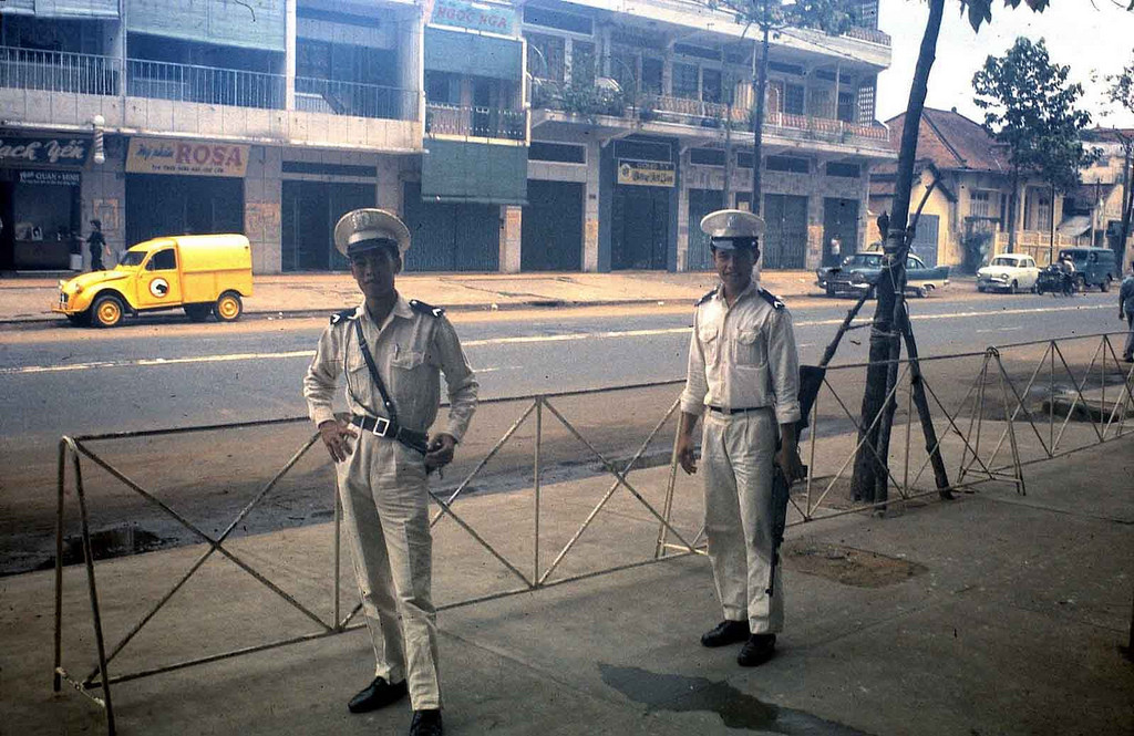 Nhân viên cảnh sát đứng gác bên ngoài khách sạn Victoria, nơi cư trú của nhân viên quân sự Mỹ ở Quy Nhơn. Ảnh: Warren Balish.