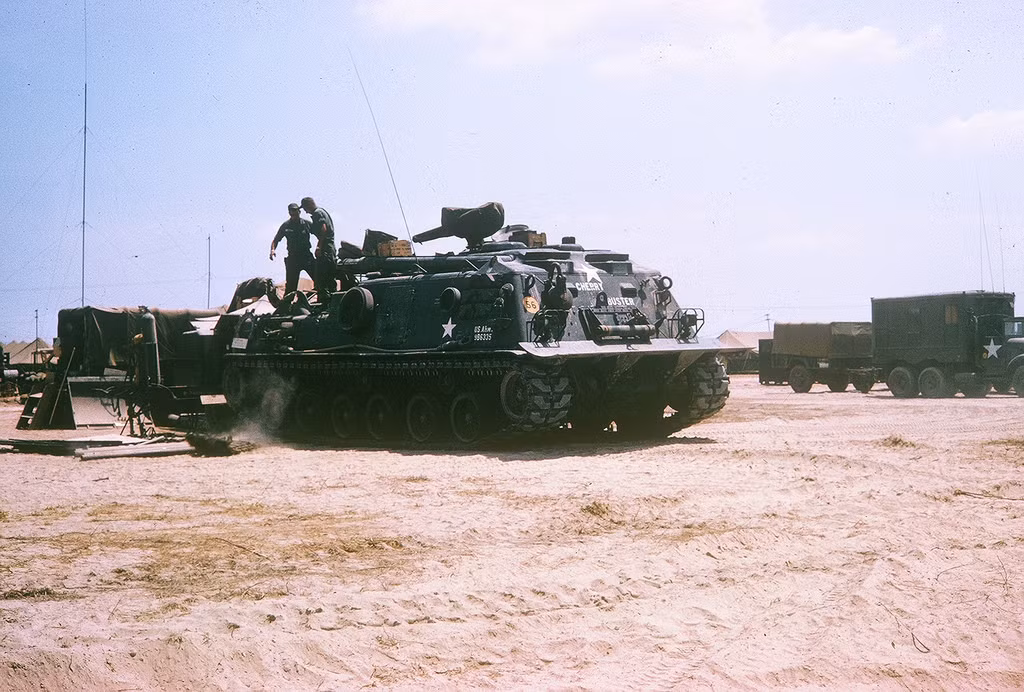 Sửa chữa xe tăng ở căn cứ.