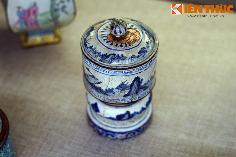 Vua Minh Mạng đã cho đặt Tượng cục pháp lam chuyên sản xuất đồ pháp lam với số lượng lớn để trang trí nội thất, ngoại thất các công trình kiến trúc ở Huế hoặc làm đồ tế tự. Ảnh: Cơi thờ pháp lam.