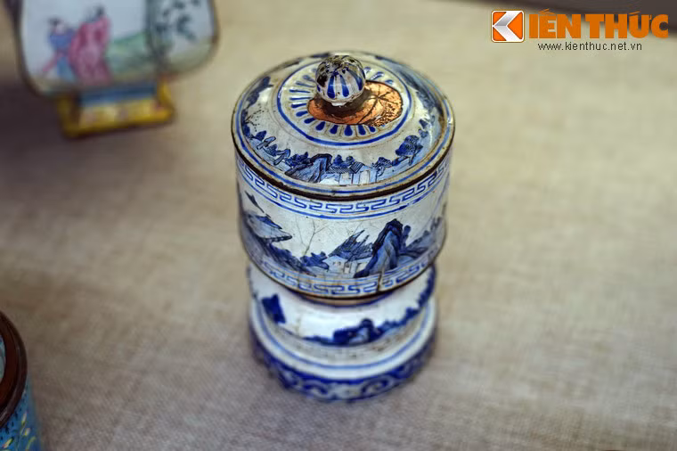 Vua Minh Mạng đã cho đặt Tượng cục pháp lam chuyên sản xuất đồ pháp lam với số lượng lớn để trang trí nội thất, ngoại thất các công trình kiến trúc ở Huế hoặc làm đồ tế tự. Ảnh: Cơi thờ pháp lam.