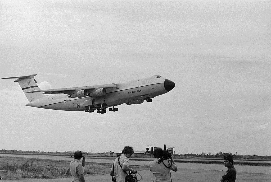 Chiếc máy bay Lockheed C-5A Galaxy số hiệu 68-0218 cất cánh trong chuyến bay của chiến dịch Babylift tại sân bay Tân Sơn Nhất chiều ngày 4/4/1975. Khi bay ra ngoài khơi Vũng Tàu, máy bay gặp sự cố kỹ thuật và phải quay trở lại Tân Sơn Nhất... Ảnh: Corbis.