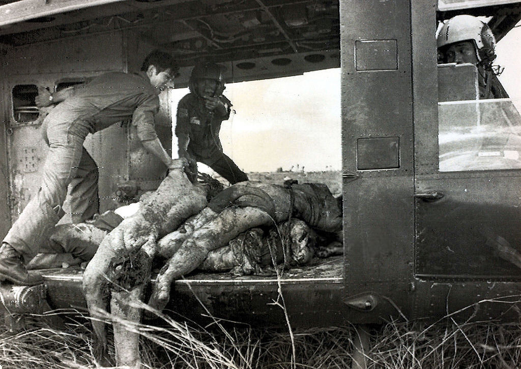 Thi thể các nạn nhân xấu số trong chiến dịch Babylift của Mỹ được đưa lên máy may trực thăng. Ảnh: Getty.