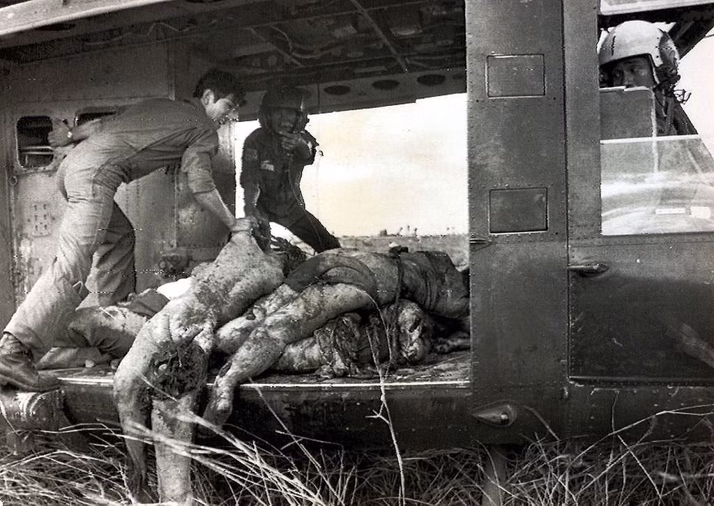 Thi thể các nạn nhân xấu số trong chiến dịch Babylift của Mỹ được đưa lên máy may trực thăng. Ảnh: Getty.