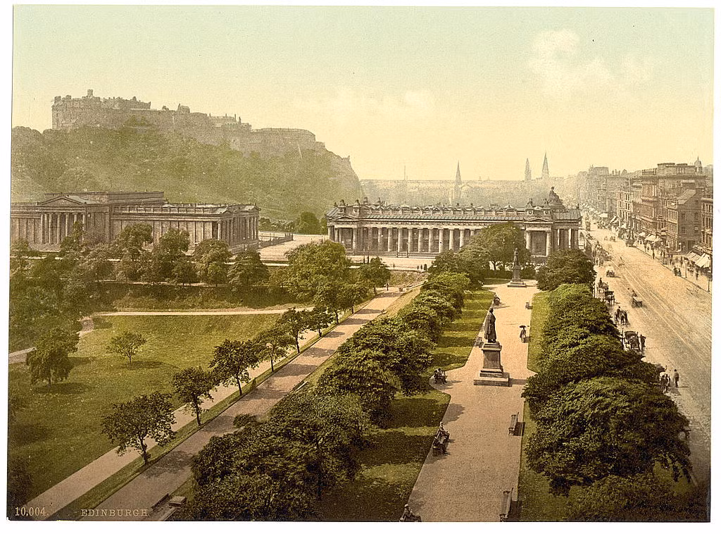 Phố Princess và lâu đài Edinburgh nhìn từ đài tưởng niệm Scott. Ảnh: Photoglob Zürich AG.