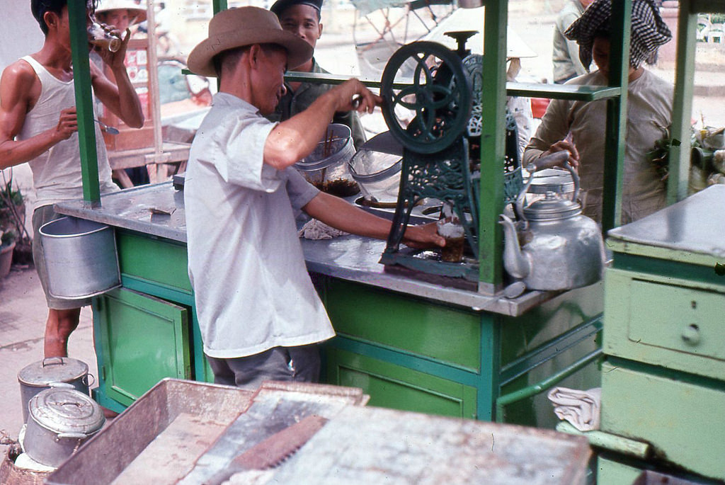 Một quầy đá bào trên vỉa hè Sài Gòn thập niên 1960. Ảnh tư liệu.