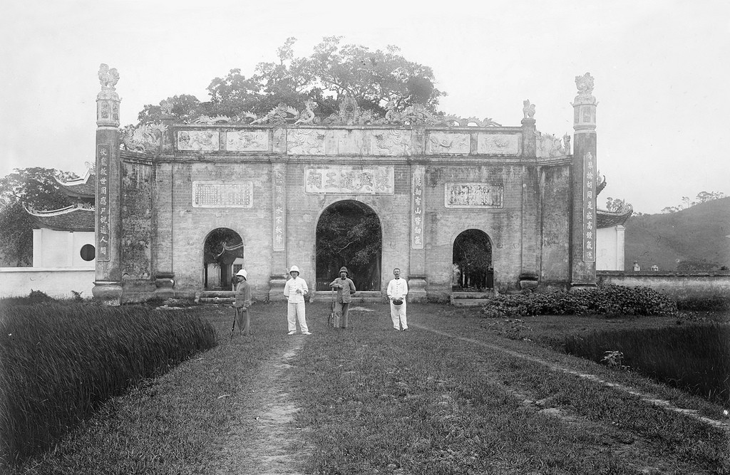 Những người Pháp đứng trước cổng đền, năm 1904. Ảnh tư liệu.