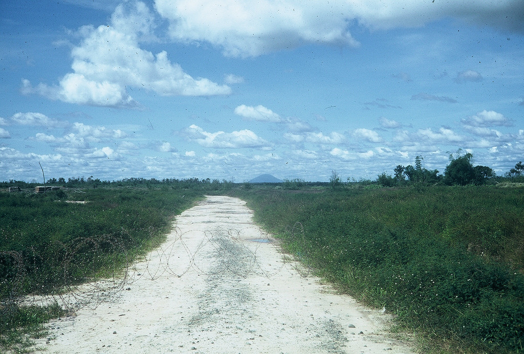 Dây thép gai chăng bên ngoài căn cứ Củ Chi. Có thể thấy núi Bà Đen ở Tây Ninh trên đường chân trời. Mời quý độc giả xem clip: Lược sử cuộc kháng chiến chống Mỹ.