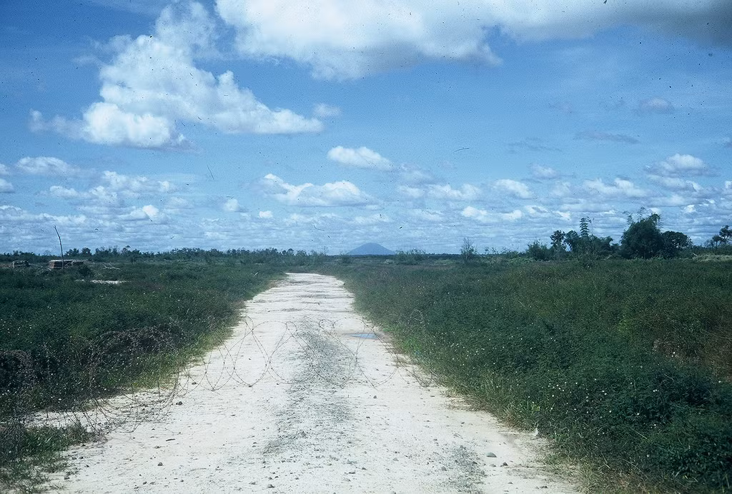 Dây thép gai chăng bên ngoài căn cứ Củ Chi. Có thể thấy núi Bà Đen ở Tây Ninh trên đường chân trời. Mời quý độc giả xem clip: Lược sử cuộc kháng chiến chống Mỹ.