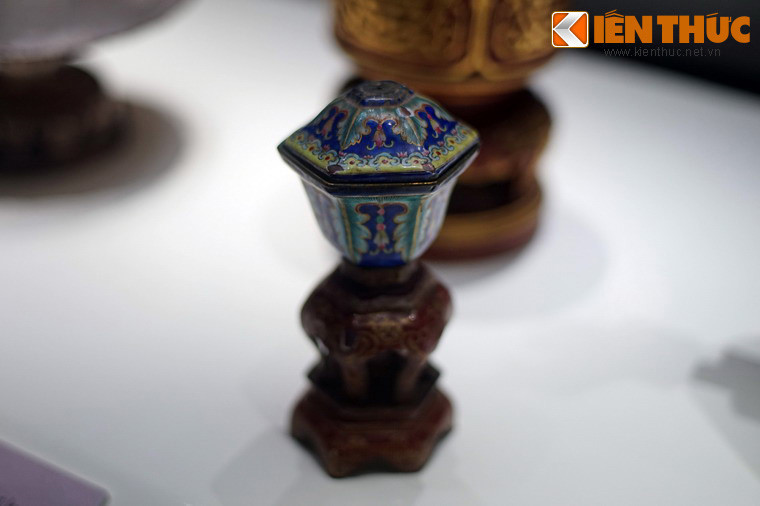 Hiện ở Huế có nhiều nhóm nghiên cứu phục chế Pháp lam, tuy cách thức, công nghệ và đạt những mức độ thành công khác nhau song bước đầu đã đáp ứng công tác trùng tu di tích. Ảnh: Cơi nước pháp lam.