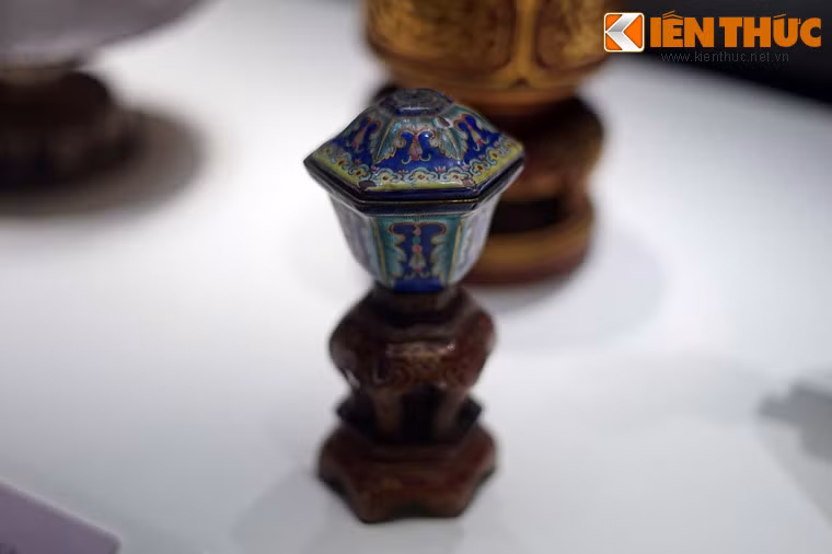 Hiện ở Huế có nhiều nhóm nghiên cứu phục chế Pháp lam, tuy cách thức, công nghệ và đạt những mức độ thành công khác nhau song bước đầu đã đáp ứng công tác trùng tu di tích. Ảnh: Cơi nước pháp lam.