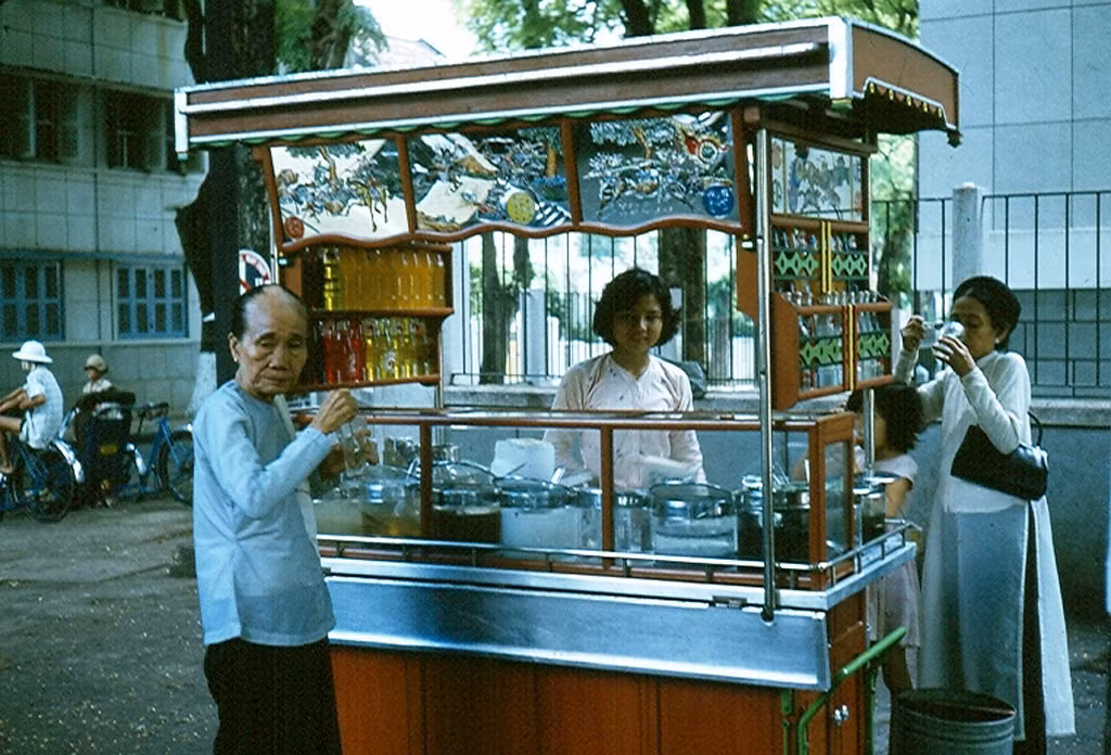  Quán giải khát bên ngoài bệnh viện Grall (nay là Bệnh viện Nhi đồng 2), Sài Gòn năm 1967. Ảnh tư liệu.