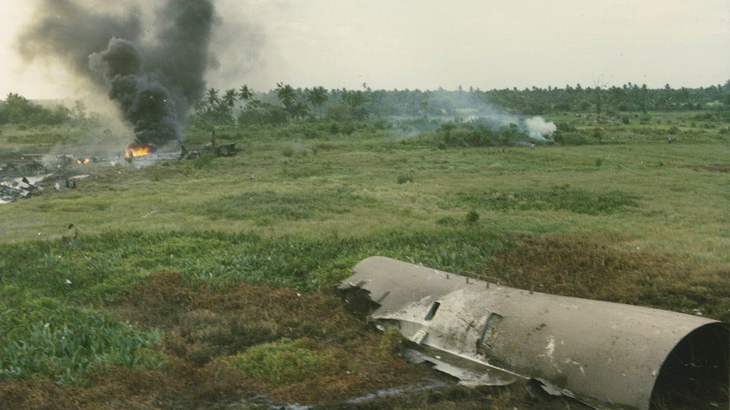 Các mảnh vỡ tại hiện trường vụ tai nạn máy bay thảm khốc ở Sài Gòn ngày 4/4/1975. Ảnh: Npr.org.