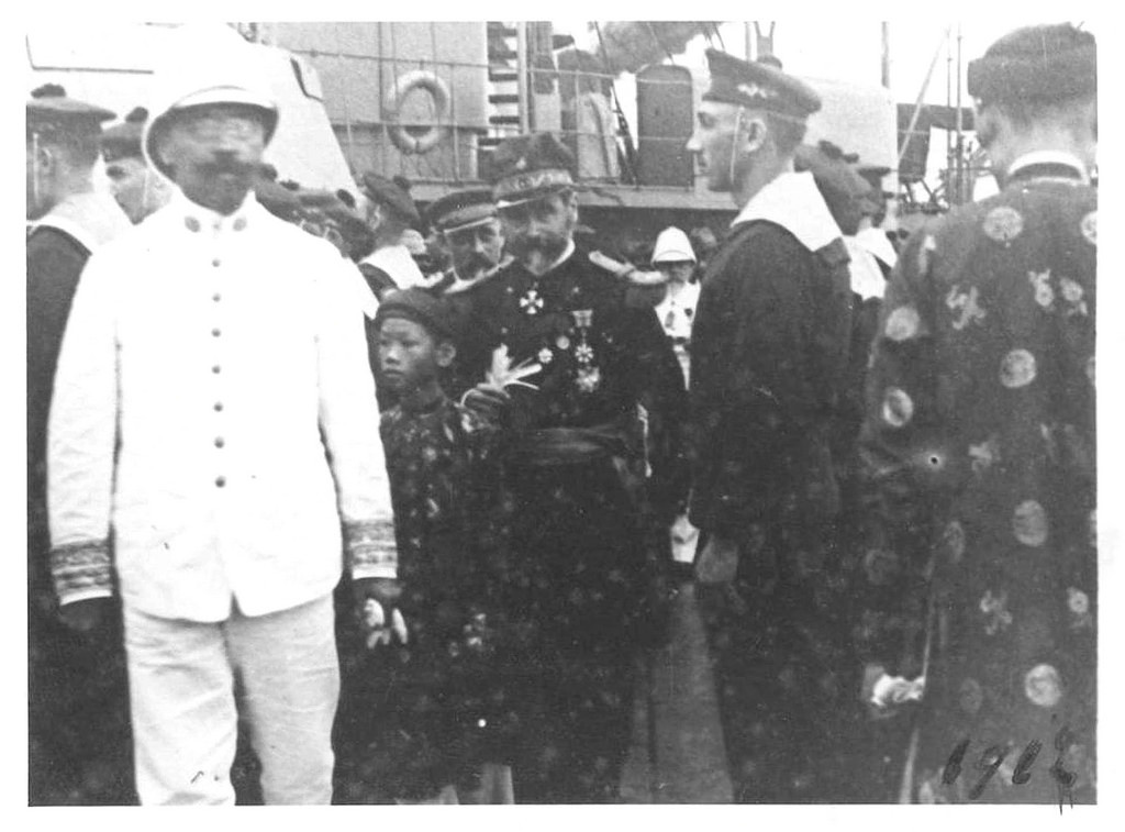 Vua Duy Tân cùng các quan chức Pháp và Việt tại bến cảng năm 1912. Ảnh tư liệu.