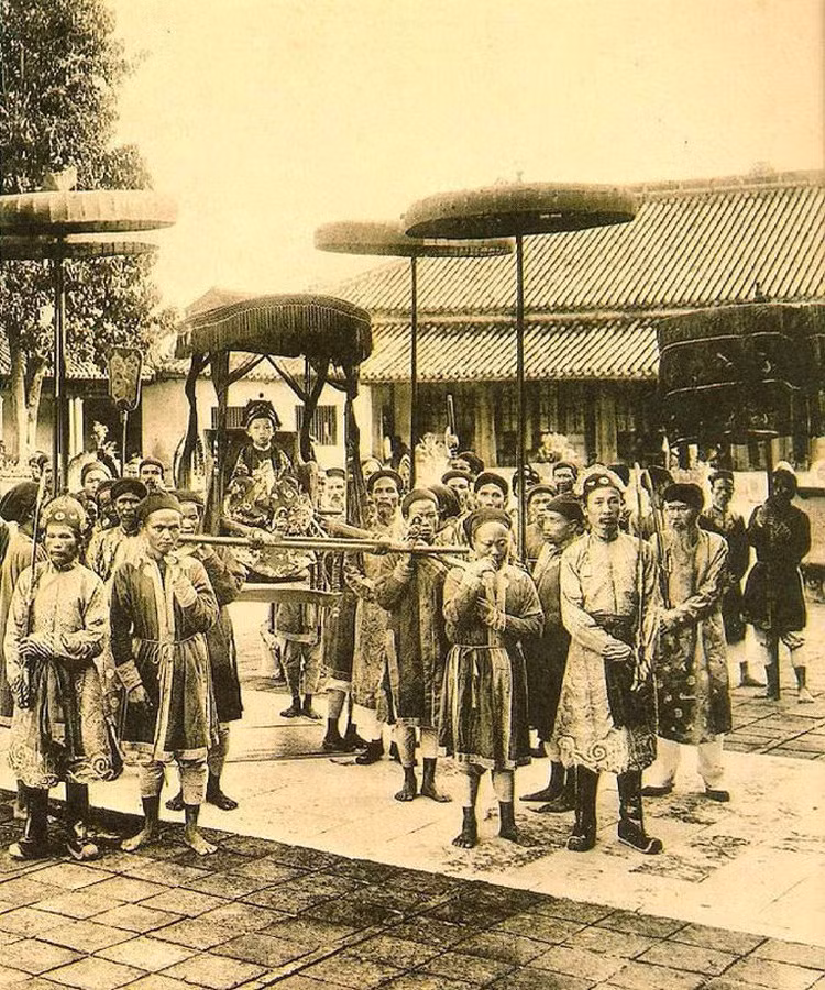 Lễ đăng quang của vua Duy Tân ngày 5/9/1907. Hình chụp trên sân điện Cần Chánh. Ảnh tư liệu.