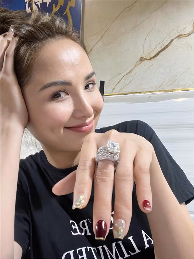 Loạt ảnh tạo dáng với chiếc nhẫn lấp lánh của nàng hậu.