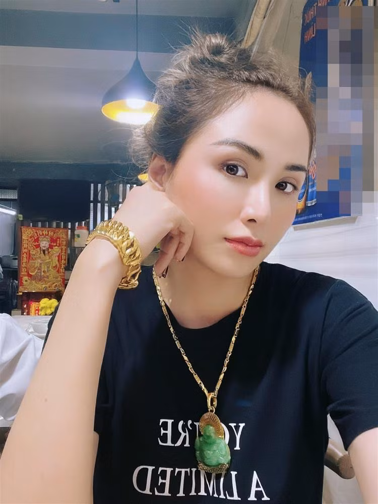 Diễm Hương khoe ảnh chụp với trang sức "khủng".