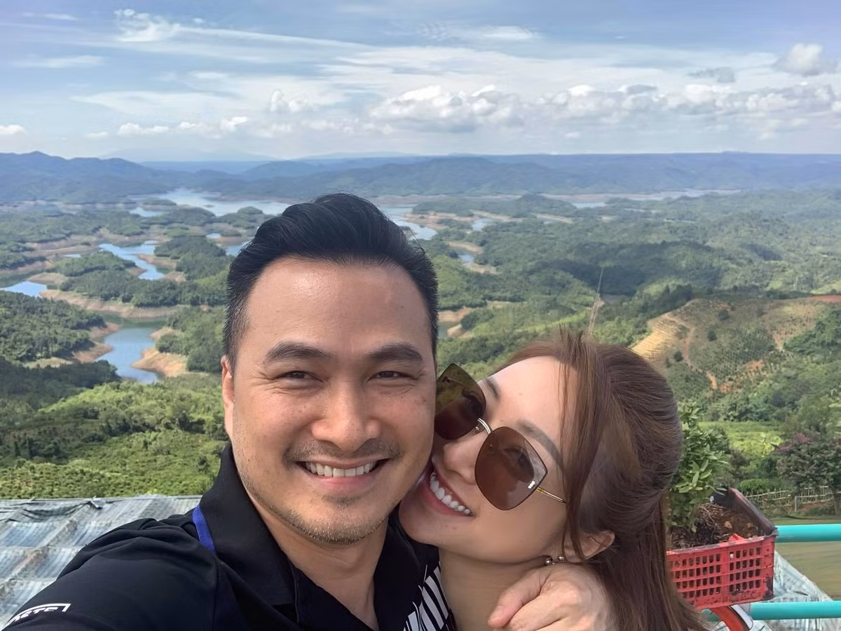 Chi Bao va vo kem 16 tuoi sap to chuc le cuoi