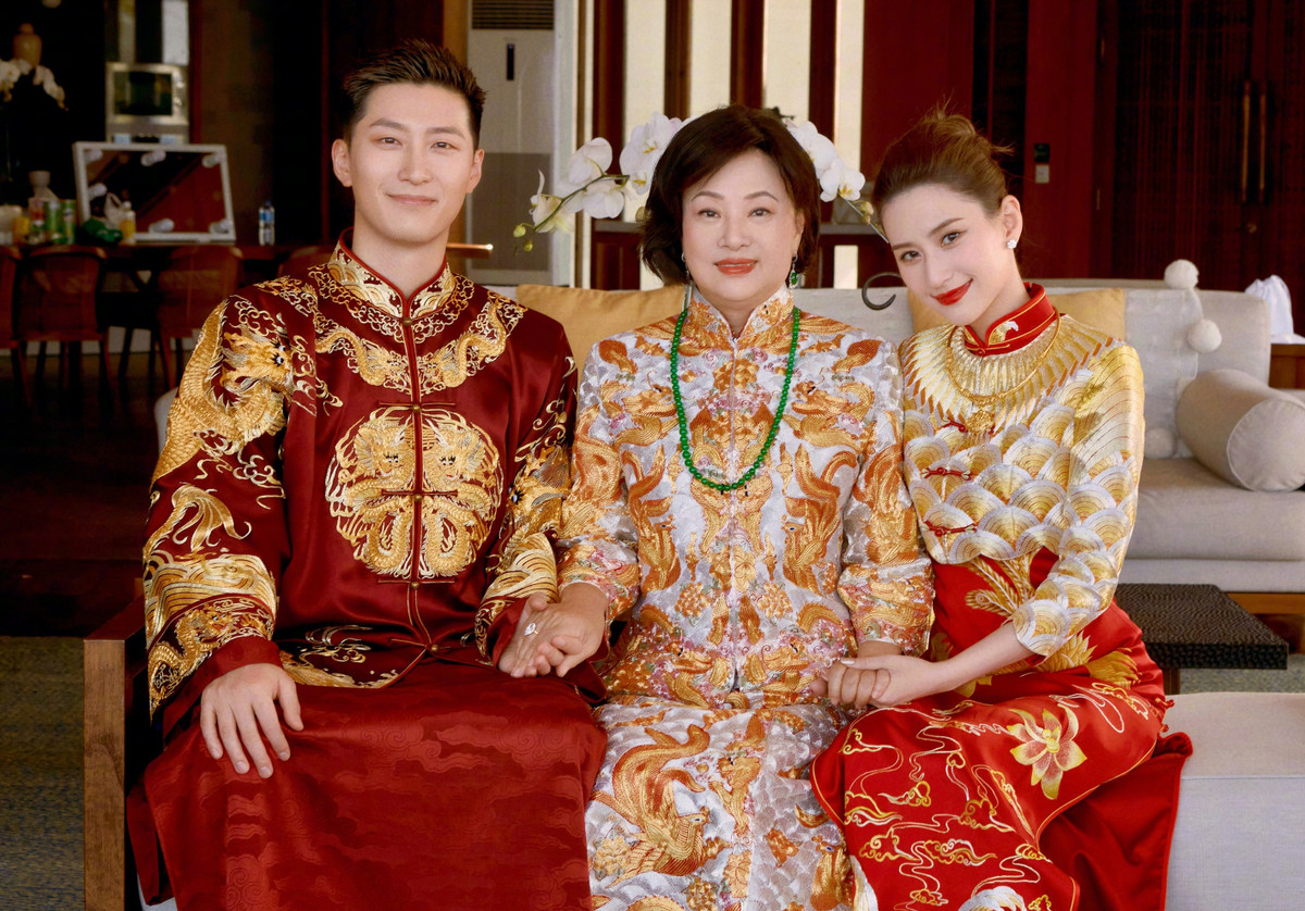 Vợ chồng Hà Siêu Liên bên bà Trần Uyển Trân, mẹ ruột cô dâu. Bà Uyển Trân là vợ ba của vua sòng bạc Hà Hồng Sân. Theo truyền thông Trung Quốc, gia tộc họ Hà không tham gia hôn lễ tại Indonesia.