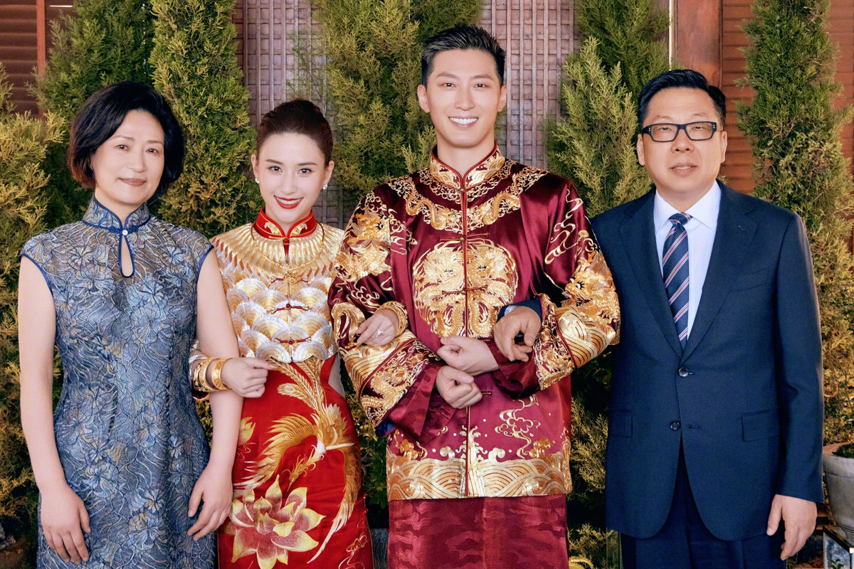 Hà Siêu Liên chụp ảnh cùng cha mẹ chồng. Đậu Kiêu sinh năm 1988, là gương mặt nổi tiếng trong giới giải trí. Anh góp mặt trong nhiều tác phẩm như Chuyện tình cây táo gai (do Trương Nghệ Mưu đạo diễn), Quan hệ nguy hiểm, Tân bộ bộ kinh tâm, Sở Kiều truyện...