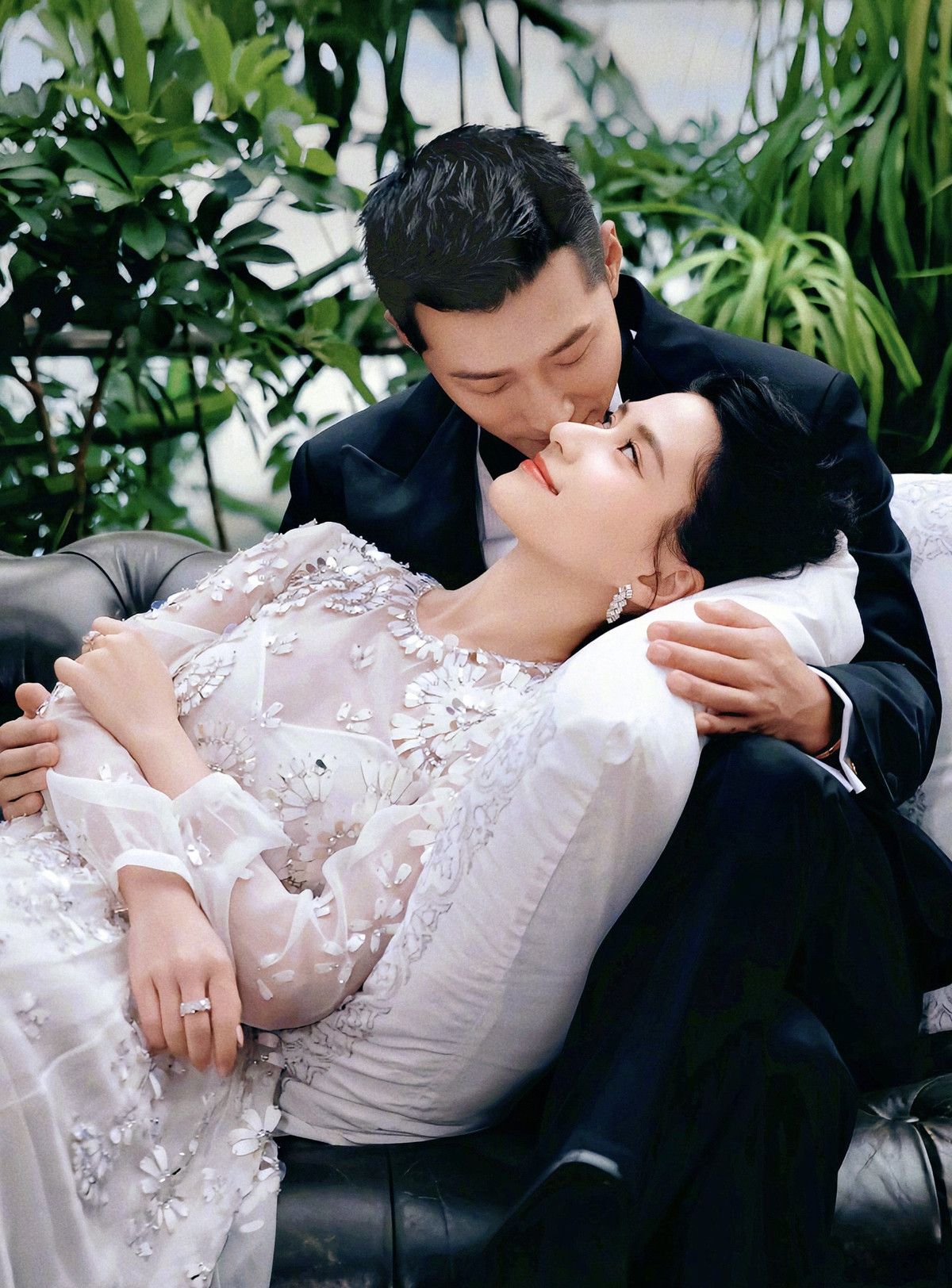 Hà Siêu Liên và Đậu Kiêu công khai tình cảm từ năm 2019. Hà Siêu Liên sinh năm 1991, được coi là ái nữ đẹp nhất trong gia đình cố tỷ phú. Cô tốt nghiệp ngành kinh tế tại Anh, sau đó về nước và trở thành gương mặt đại diện, mẫu ảnh cho nhiều nhãn hàng. Theo Sina, sau hôn lễ tại Indonesia, họ sẽ về Hong Kong mở tiệc ấm cúng với gia đình.