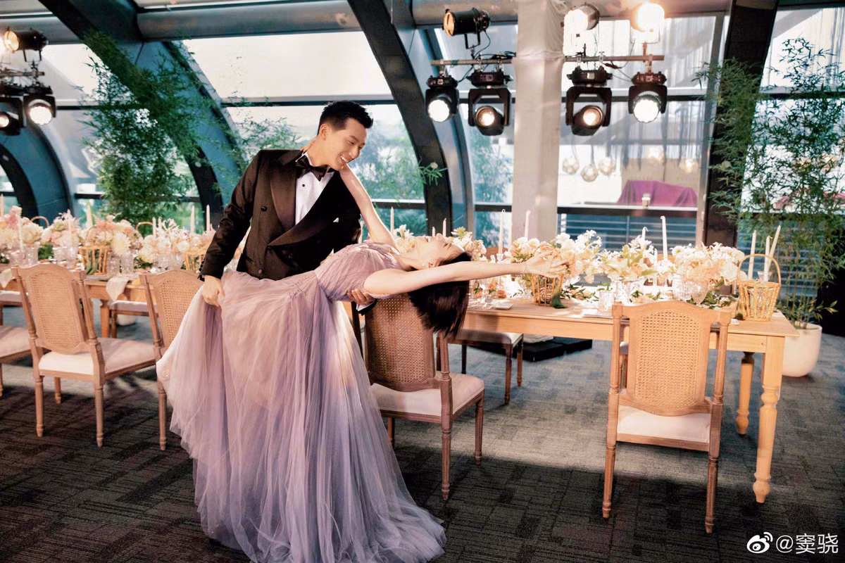 Một số hình ảnh đẹp khác của cặp sao cũng được Đậu Kiêu đăng tải. Nơi cử hành lễ cưới tại Bali của cặp sao là khách sạn Six Senses Uluwatu - nằm ở vách đá phía nam hướng ra Ấn Độ Dương. Với đẳng cấp 5 sao và tầm nhìn đẹp, chi phí ở đây rất đắt đỏ. Chi phí ăn uống ước tính 10.000 USD/người, do cô dâu chú rể chi trả.