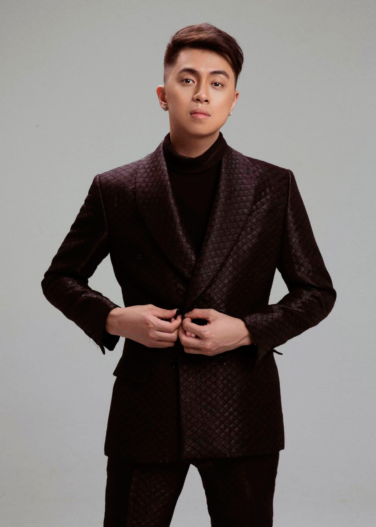 Thái Hoàng sinh ra và lớn lên tại Hải Phòng, từng du học tại Đại học Madi Moscow (Nga). Từ nhỏ, Thái Hoàng đã có niềm đam mê với âm nhạc. Lớn lên, Thái Hoàng thích thú với việc 'nhào trộn' âm thanh để tạo ra những bản mix sôi động và lôi cuốn.