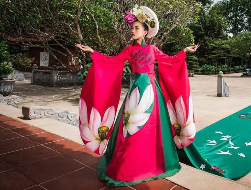 Trong đó, thiết kế được mẫu nhí Lê Nhã Uyên mặc mang ý nghĩa tượng trưng cho tình yêu của thiếu nhi dành cho Bác. Để trình diễn, thực hiện những shoot hình ấn tượng với chiếc áo dài đặc biệt này không phải là điều dễ dàng, nhất là với một cô bé 8 tuổi. Nhưng với niềm say mê áo dài, tố chất sẵn có cùng với quá trình rèn luyện nghiêm túc trên sàn tập, Nhã Uyên đã tự tin sải bước, tạo dáng chuyên nghiệp, làm nên những bức hình độc đáo, vừa tôn lên vẻ đẹp của trang phục với vẻ lạnh lùng, cá tính nhưng vẫn không làm mất đi vẻ ngây thơ, đáng yêu của một mẫu nhí.