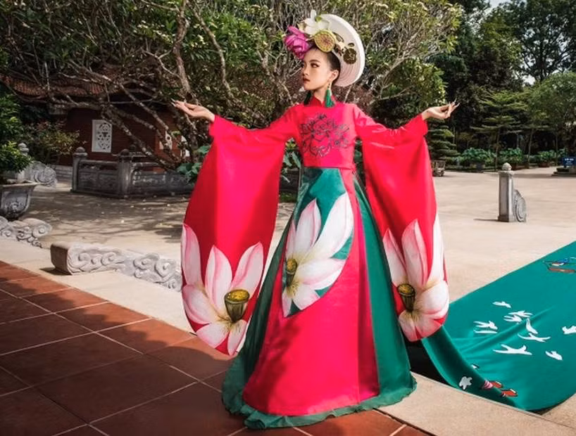 Trong đó, thiết kế được mẫu nhí Lê Nhã Uyên mặc mang ý nghĩa tượng trưng cho tình yêu của thiếu nhi dành cho Bác. Để trình diễn, thực hiện những shoot hình ấn tượng với chiếc áo dài đặc biệt này không phải là điều dễ dàng, nhất là với một cô bé 8 tuổi. Nhưng với niềm say mê áo dài, tố chất sẵn có cùng với quá trình rèn luyện nghiêm túc trên sàn tập, Nhã Uyên đã tự tin sải bước, tạo dáng chuyên nghiệp, làm nên những bức hình độc đáo, vừa tôn lên vẻ đẹp của trang phục với vẻ lạnh lùng, cá tính nhưng vẫn không làm mất đi vẻ ngây thơ, đáng yêu của một mẫu nhí.