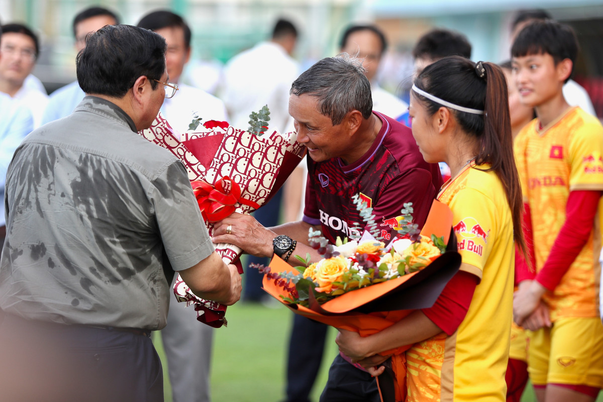 HLV Mai Đức Chung nhận hoa từ Thủ tướng.