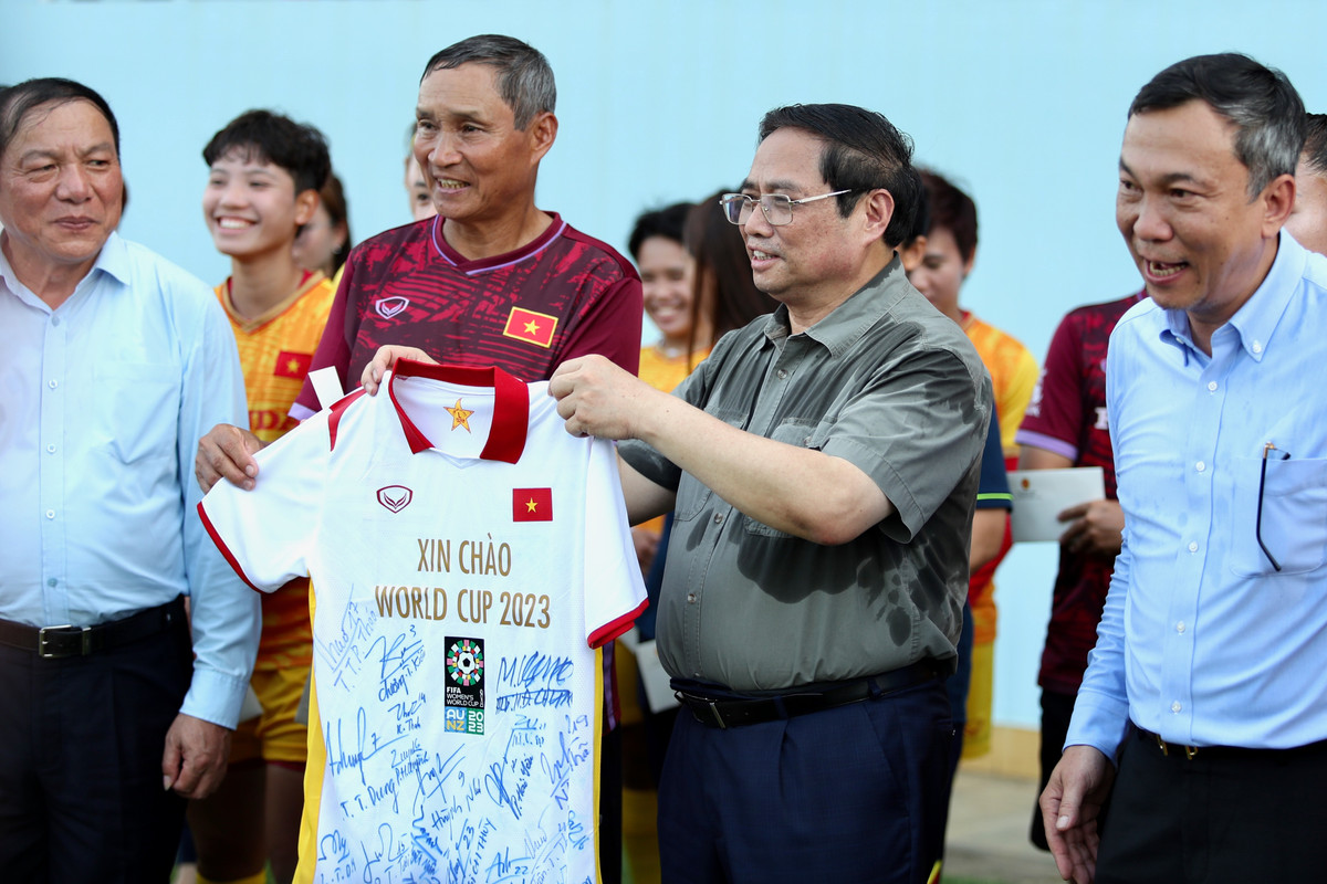 Tuyển nữ Việt Nam tặng áo đấu có chữ ký của các tuyển thủ cho Thủ tướng.