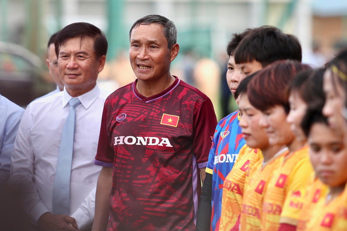 HLV trưởng Mai Đức Chung cảm ơn sự quan tâm của Thủ tướng và cho biết sẽ cùng ban huấn luyện và học trò chuẩn bị tốt cho World Cup.