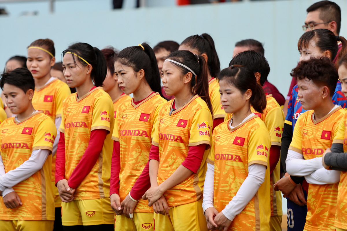 Các tuyển thủ chăm chú lắng nghe chia sẻ của Thủ tướng.