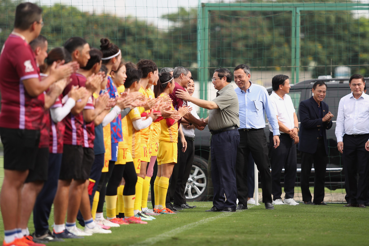 Khoảng 16h chiều 3/7, Thủ tướng Phạm Minh Chính cùng lãnh đạo ngành thể thao đến sân Trung tâm Đào tạo Bóng đá trẻ (VYF) gặp gỡ tuyển bóng đá nữ Việt Nam.