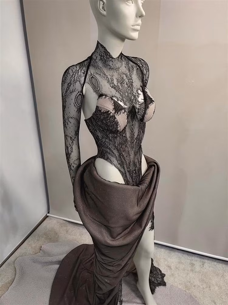 Một thiết kế khó nhằn chỉ dành cho ai có body cực hoàn hảo và tự tin về vóc dáng của bản thân và đáng tiếc đó không phải là Chi Pu.