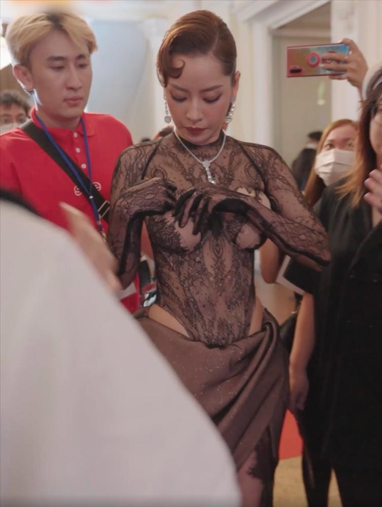 hông những vậy, phần cúp ngực không thực sự vừa vặn khiến mỹ nhân sinh năm 1993 khổ sở che chắn và liên tục phải chỉnh trang lại trước con mắt của hàng trăm người ở sự kiện.