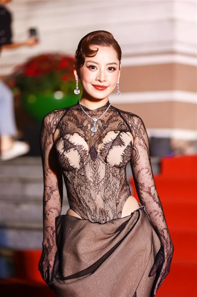 rang phục như bodysuit ren tưởng không hở mà hở không tưởng vì xuyên thấu gần như toàn bộ thân trên kết hợp cùng chân váy quấn bên dưới.