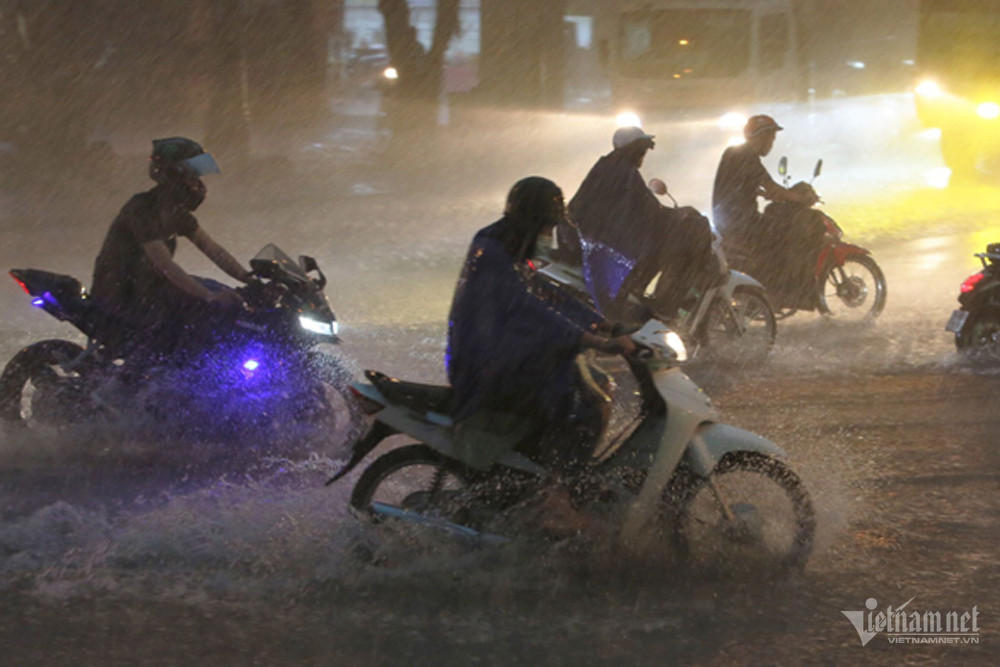 Du bao thoi tiet 8/6: Mien Bac mua rat to kem giong manh