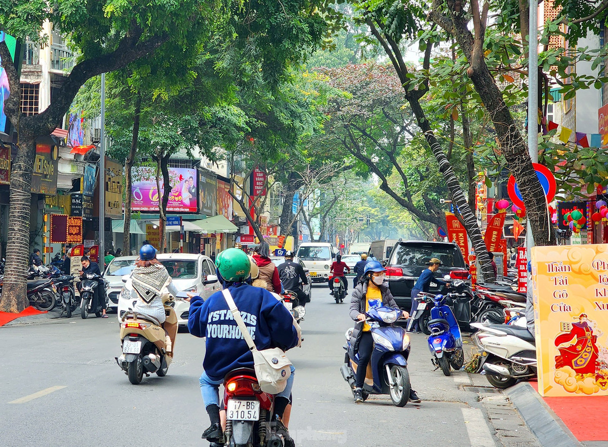 Giao thông đã trở lại thông thoáng cả hai chiều trên đoạn phố tập trung nhều hàng vàng này. Theo ghi nhận thực tế, vẫn có một số ít người dân lựa chọn thười điểm sau "chính hội" để đi mua vàng lấy may. Khoảng 10h30 ngày 1/2 trước một số cửa hàng đã có dấu hiệu số lượng khách tăng dần.