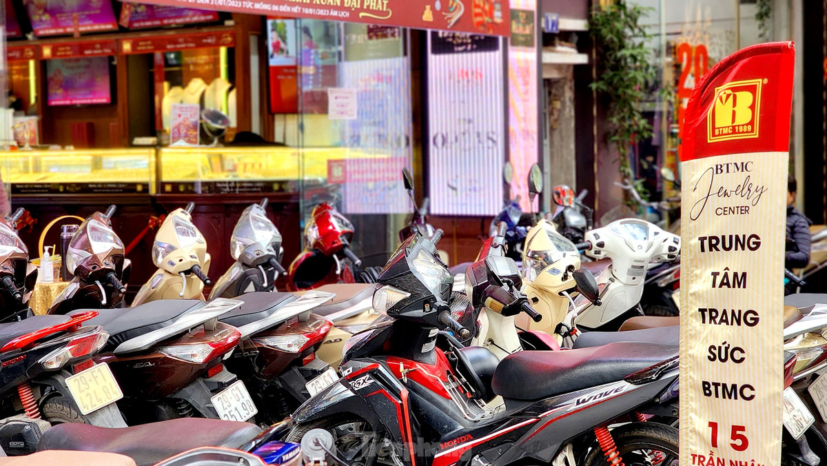 Không gian vỉa hè quay trở lại thành chỗ đỗ xe tạm cho khách giao dịch trong ngày.