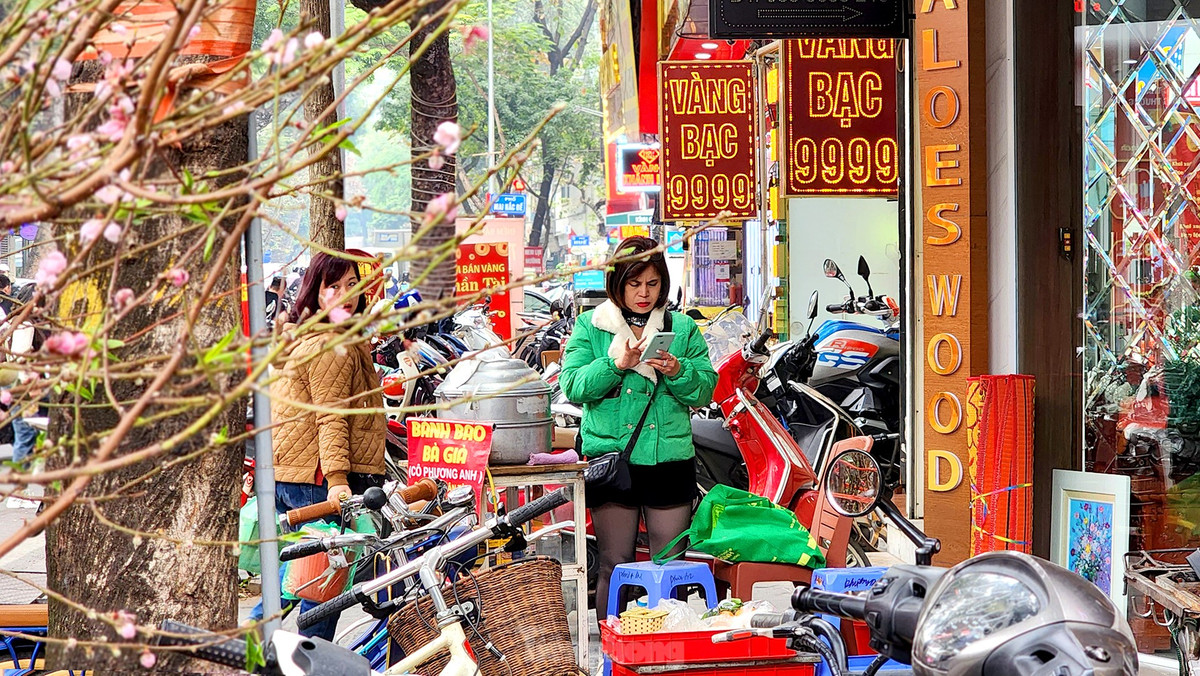 Các hàng quán xung quanh phải nghỉ bớt để dành chỗ cho khách hàng mua vàng hôm trước, hôm nay cũng đã mở cửa trở lại.