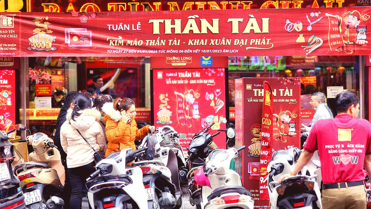 Một cửa hàng còn duy trì không khí nhộn nhịp dù không quá đông, quá tải.