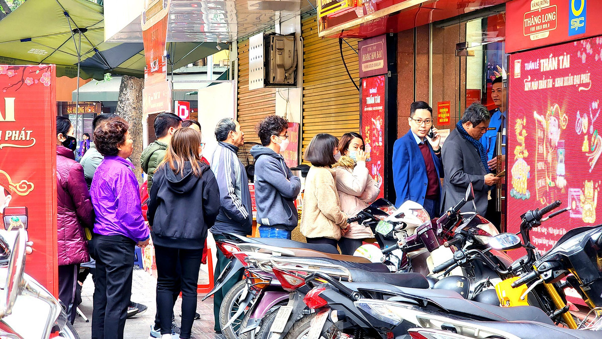 Nhiều người xếp hàng mua vàng.