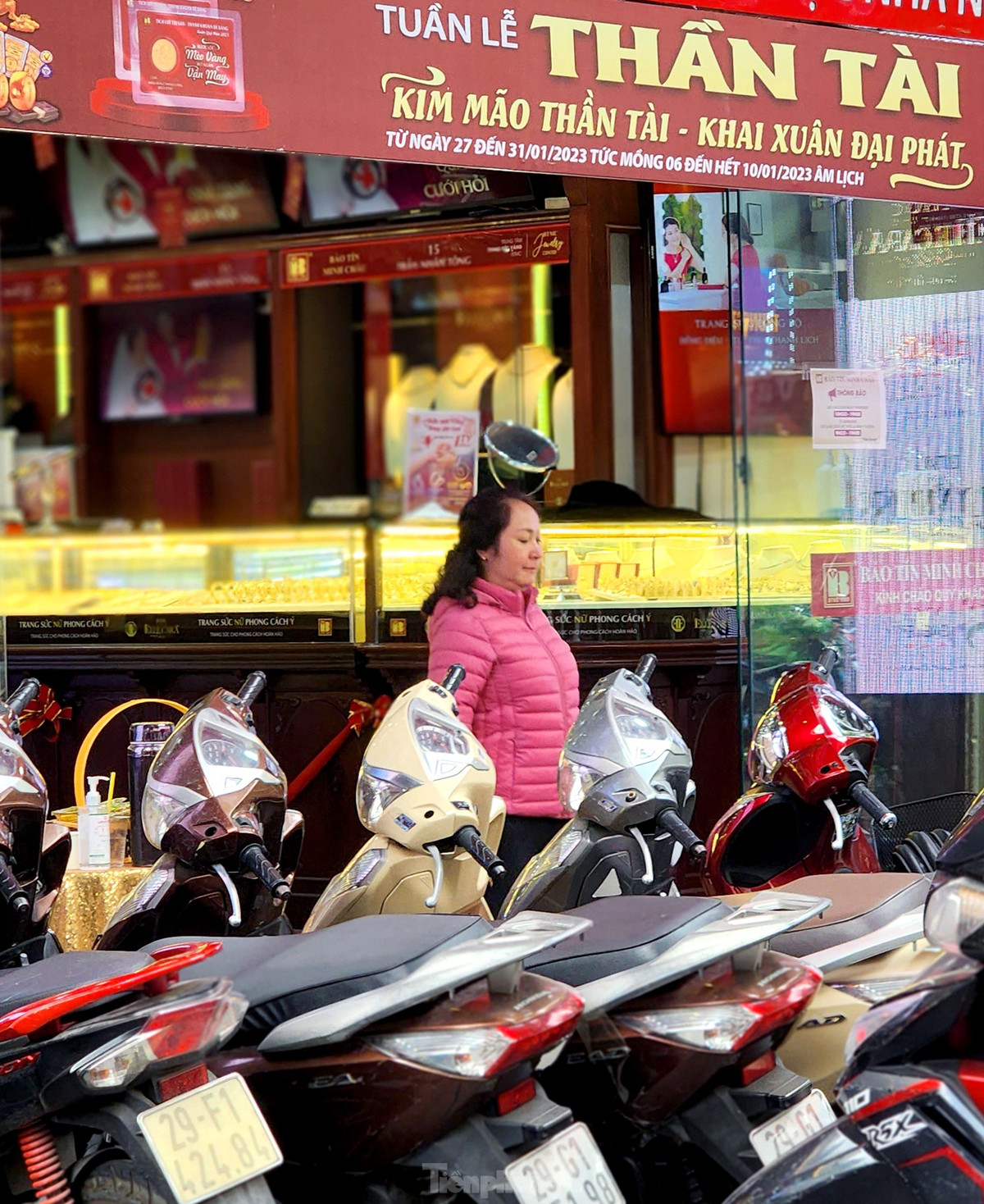 Một khách hàng thong dong rời tiệm sau khi mua vàng cầu may mắn đầu năm. Mặt khác, về góc độ kinh tế, sau một ngày "bội thu" của các cửa hàng kinh doanh vàng, tới ngày 1/2 (11 âm lịch) các chuyên gia kinh tế ghi nhận sự điều chỉnh tăng, giảm khác nhau tại nhiều hệ thống kinh doanh.