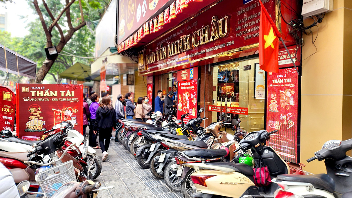 Một lượng khách hàng nhỏ đang xếp hàng để mua vàng Thần tài muộn. Cũng có bộ phận người dân không quá coi nặng việc mua vàng lấy may cần phải mua đúng ngày, họ cho rằng chỉ cần đầu năm mới là được. Có thể sớm hơn hoặc muộn hơn một chút, bù lại là không cần phải xếp hàng.