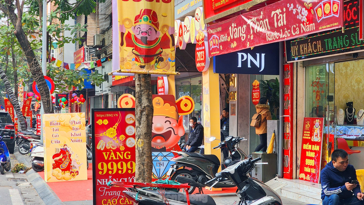 Trước cửa một số hàng vàng thưa thớt bóng người, không còn các hàng dài người dân xếp hàng mua vàng như ngày hôm trước.