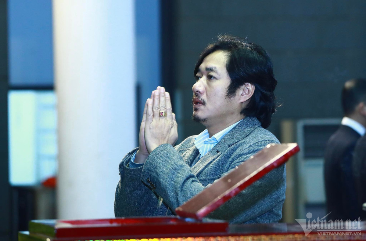 Nghệ sĩ Vân Dung, Bảo Thanh, NSƯT Chí Trung, NSƯT Như Lai viếng NSND Trần Tiến.