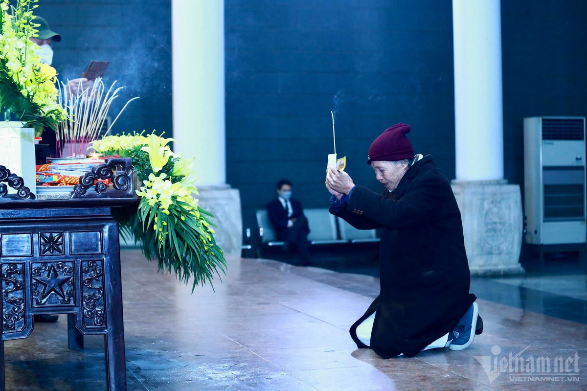 Đạo diễn Trần Lực, diễn viên Võ Hoài Nam, Thanh Dương cùng nghệ sĩ Văn Toản kính lễ NSND Trần Tiến.