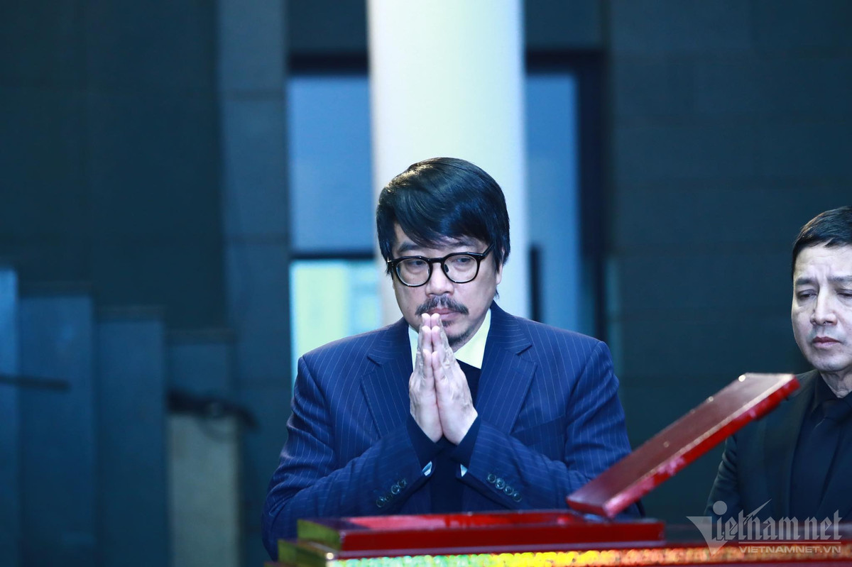 Diễn viên Quốc Tuấn, NSƯT Đức Khuê, Thiện Tùng, NSƯT Sĩ Tiến, NSƯT Chí Trung... bên linh cữu NSND Trần Tiến.