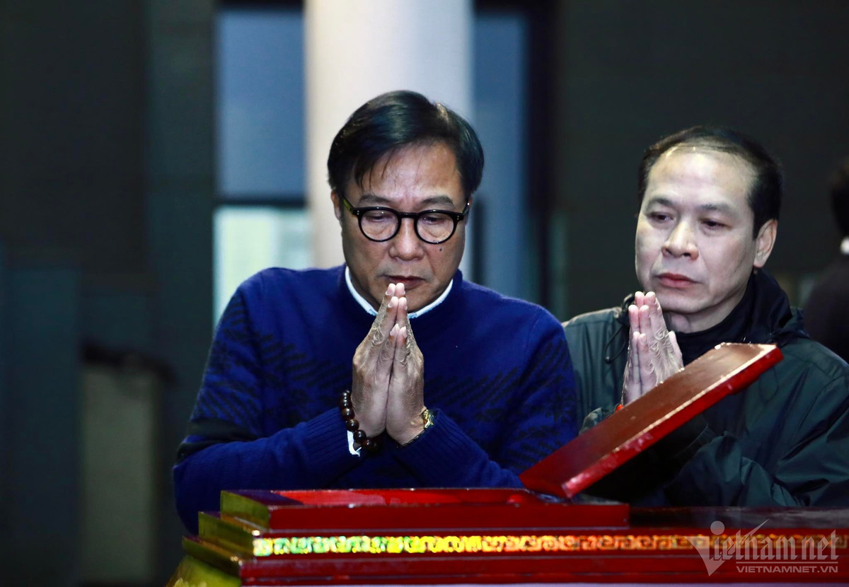 NSND Trung Anh, NSND Quang Vinh, nghệ sĩ Kim Xuyến, NSND Trọng Trinh tại đám tang.